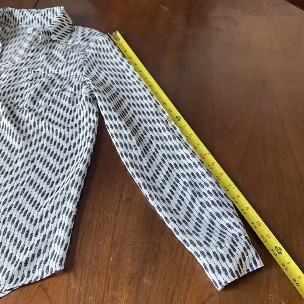 24:03 - Candies Button Down Blouse w/cut out shoulder - Picture 14 of 16